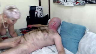 Развратная зрелая урыс сучка AimeeParadise тырышып отсасывает әгъзасы үзенең яраткан иренђ ...