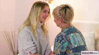 Зур сиськи милф лижет задницу кечкенә генә сисястой лесбиянке