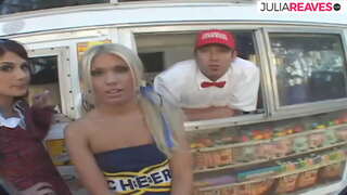 Ice cream venedor fa a trio de merda en el seu gelat van