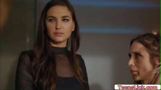 Charlotte Stokely kontentigi ŝiajn bezonojn kaj ŝi eĉ helpi Silvia Saige