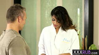 Sexy babe Sophia Leone surgenuiĝis kaj glutis dick post masaĝo