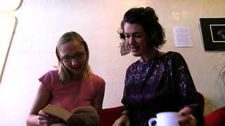 Leszbi kurva kurvák - szőrös bush