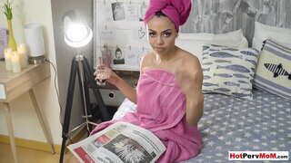 Boobed mawr latina cougar mommy marchogaeth ar ei lysfab dick