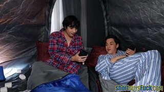 Busty cougar blir vasket av kort gutta i trio til cumshot