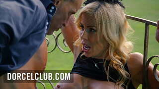 Sex v parku s prsatá blond MILF