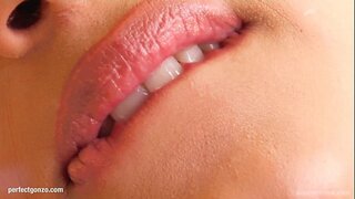 Лена доставляє задоволення собі, мастурбуючи пальцями та ділдо на Give Me Pink