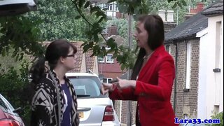 Англійська зріла, яка забирає невинну школярку