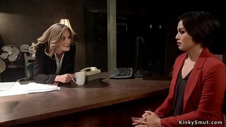 Блондинка лесбиянка трахает бу анал брюнетку урынбасары офицер страпоном бу члене