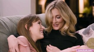 בלאָנדע געץ איר טאָכעס לאָך און ליקט דורך סטעפּדאָטער