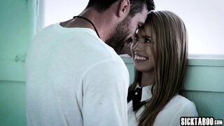 Sexy babe sucked omkhulu nzima penis