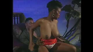 Melns puisis laiza matains incītis ebony babe un izdrāž viņu sunīšu pozā uz krēsla