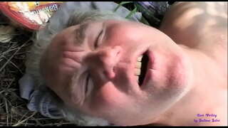 La salope voit deux hommes vieux baise dans la campagne et se joint à eux