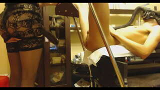 Егет Засунул гаять зур Страпон Үзе задницу